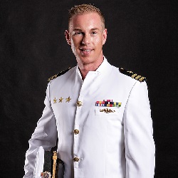 Marine Offizier Stripper zum Frauentag